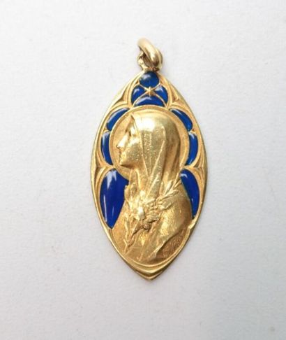 null Médaille en or jaune de forme navette au profil de la Vierge et émail bleu,...