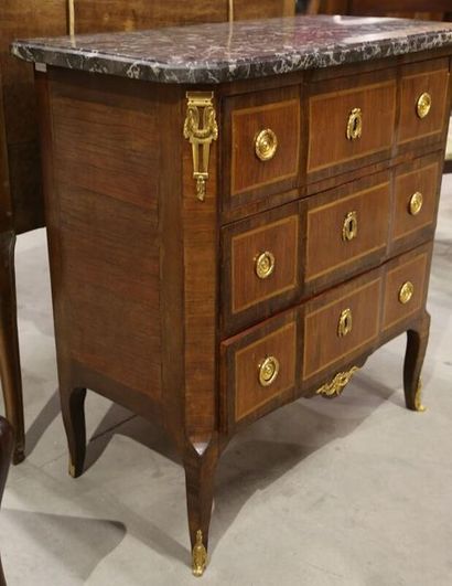 null Petite commode en bois de placage et encadrements et filets de bois plus clair,...