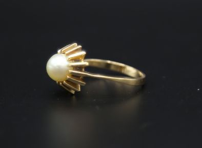 null Bague en or jaune 750 millièmes sertie d'une perle - Poids brut : 3.8 g / tdd...