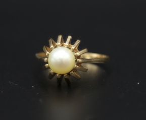 null Bague en or jaune 750 millièmes sertie d'une perle - Poids brut : 3.8 g / tdd...