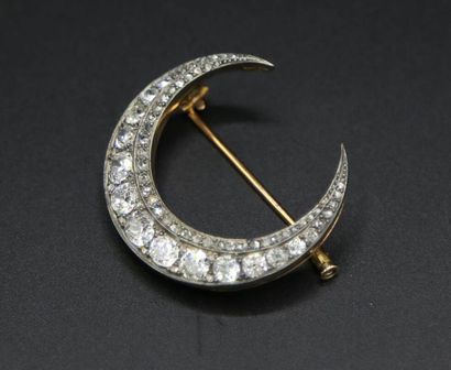 null Broche en or jaune et argent en forme de croissant de lune sertie de diamants...