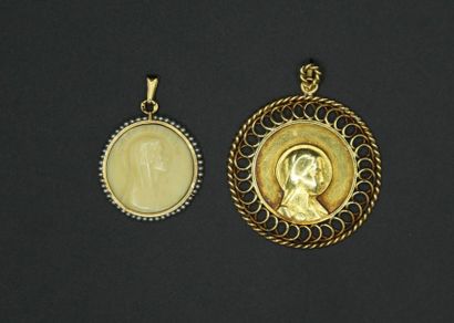 null Suite de deux médailles à l'effigie de la Vierge : l'une en or jaune pourtour...