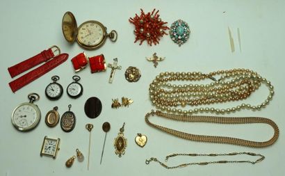 null Lot de bijoux fantaisie comprenant une montre de gousset, colliers, broches,...