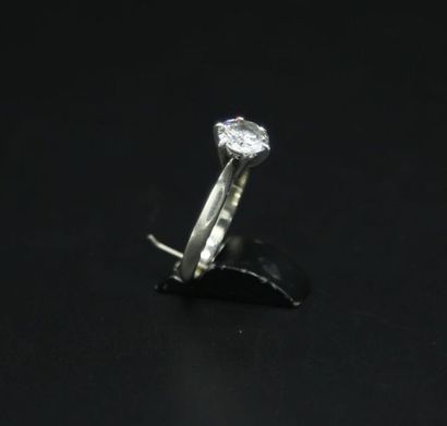 null Solitaire en or gris et platine sertie d'un diamant rond taille brillant d'environ...