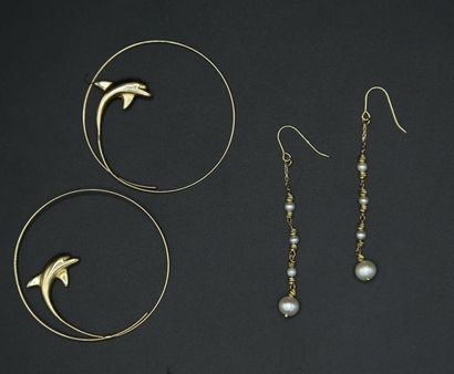 null Paire de pendants d'oreilles en or jaune et perles - Poids brut : 2.24 g - On...