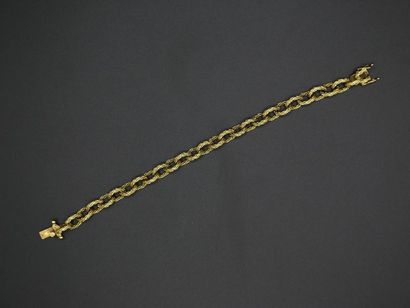 null Bracelet à maillons stylisés en or jaune 750 millièmes - Orfèvre : JP et as...