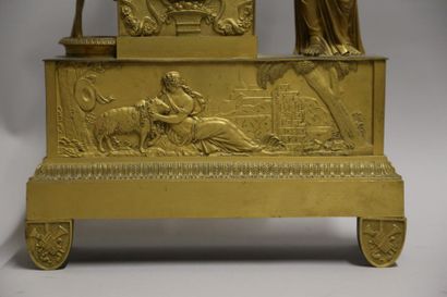 null Pendule XIXe en bronze doré, d'une femme drapée à l'antique et mouton. H. 46...