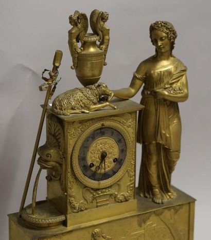 null Pendule XIXe en bronze doré, d'une femme drapée à l'antique et mouton. H. 46...