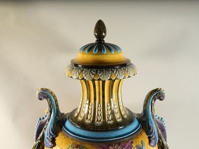 null Dans le goût de Théodore DECK (1823-1891) Important vase médicis en céramique...
