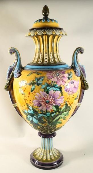 null Dans le goût de Théodore DECK (1823-1891) Important vase médicis en céramique...