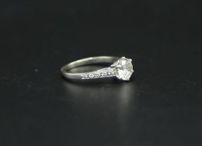 null * Solitaire en or blanc 750 millièmes sertie d'un diamant rond taille brillant...
