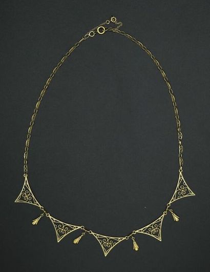 null * Collier draperie en or jaune 750 millièmes maillons filigrannés, avec chaînette...