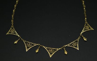 null * Collier draperie en or jaune 750 millièmes maillons filigrannés, avec chaînette...