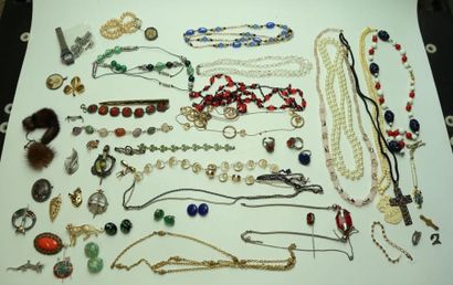 null * Ensemble de bijoux fantaisie : colliers, clips, broches, quelques bijoux argent,...