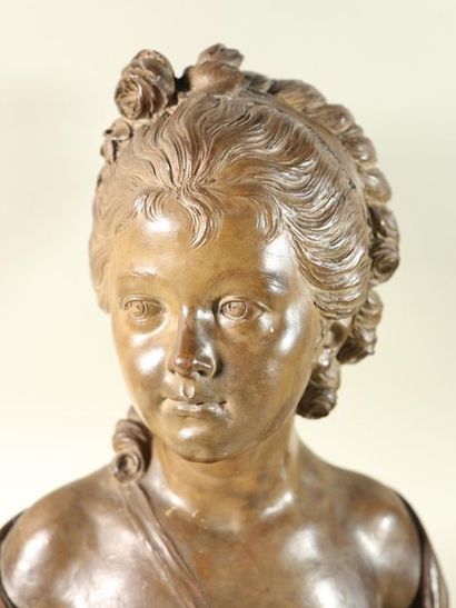 null Buste de jeune fille, sujet en terre cuite vernissée, H. 52 cm 