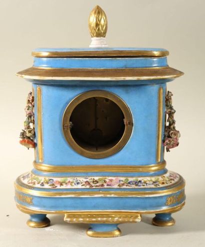null Pendule en porcelaine polychrome de style Louis XVI. H. 32 cm (accidents et...