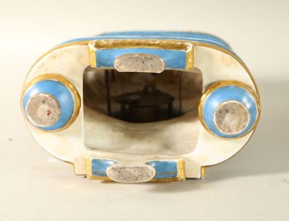 null Pendule en porcelaine polychrome de style Louis XVI. H. 32 cm (accidents et...