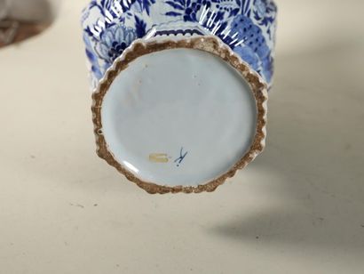 null Vase balustre à long col en faïence décor en camaïeu bleu d'oiseaux branchés....