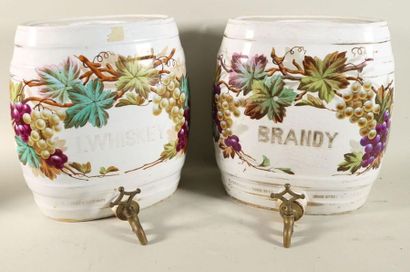null Suite de deux fontaines tonneau en porcelaine marquées "Brandy" et "Whisky"...