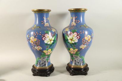 null Paire de vases balustres en bronze cloisonné à décor de fleurs H. 40 cm sur...