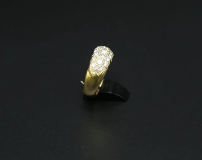 null Bague jonc en or jaune 750 millièmes, orné de diamants ronds taille brillants...