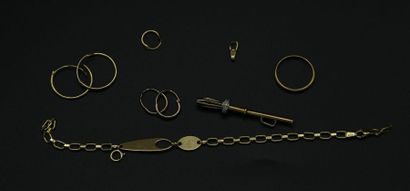 null Lot d'or jaune : anneaux, bracelet accidenté, porte-mine, fermoirs, alliance...