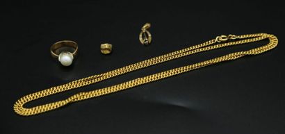 null Petit lot d'or :
- Anneau en or jaune 585 millièmes orné d'une perle (4.06 g),...