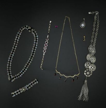 null Lot de bijoux fantaisie comrpenant trois colliers, deux bracelets, deux pendentif...