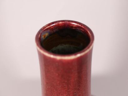 null Vase à long col en grès émaillé sang de boeuf. H. 37 cm