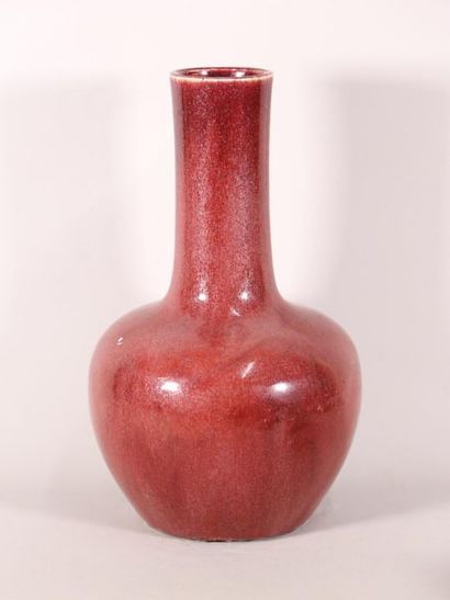 null Vase à long col en grès émaillé sang de boeuf. H. 37 cm