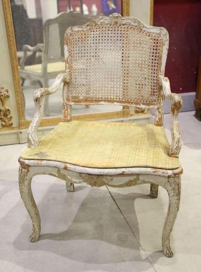 null Fauteuil Louis XV laqué blanc assise et dossier canné - H. 84 cm 