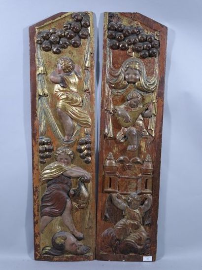 null Deux parties de bois sculpté polychrome XVIIIe, à décor de putti, musiciens...