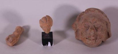 null Trois têtes de personnages en terre cuite H. 3,5 -6- 8,5 cm 