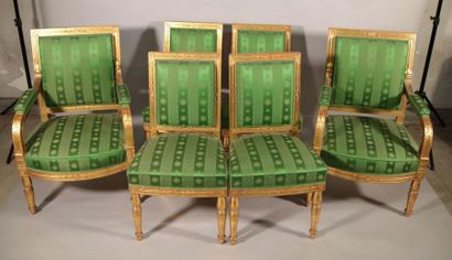 null Mobilier de salon en bois mouluré, sculpté et doré, composé d'une paire de fauteuils...