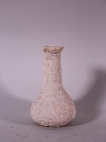 null Vase à long col blanc et un autre vase H. 12,5 cm et 11,5 cm