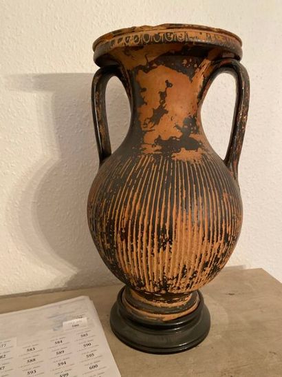 null Vase balustre à deux anses en terre cuite (accidents et manques) H. 38 cm