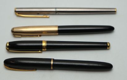 null Ensemble de quatre stylos plume : MONTBLANC métal gris et doré, un DUPONT noir,...