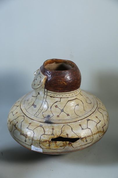null Vase anthropomorphe en céramique probablement colombien (un trou) H. 33 cm 
Vente...