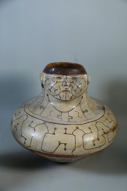 null Vase anthropomorphe en céramique probablement colombien (un trou) H. 33 cm 
Vente...