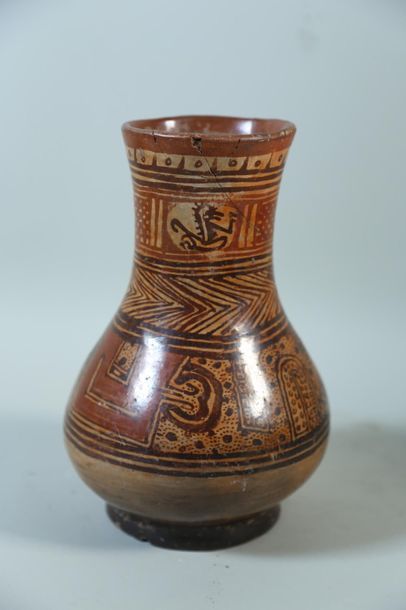null Vase sur pied en céramique engobée à décor polychrome sur trois registres d'un...