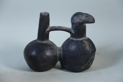 null Vase zoomorphe à forme d'oiseau en céramique. H. 15,5 cm