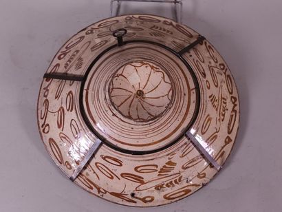 null Plat en céramique - hispano mauresque (importantes restaurations) Diamètre 42...