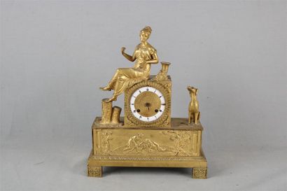 null Pendule début XIXe en bronze doré « Scène mythologique et jeune femme » 35 x...