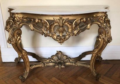 null Console de style Louis XV en bois sculpté et doré de feuillages stylisés reposant...