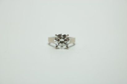 null Bague en or gris 750 ornée d'un diamant taille brillant de 2.80 carats (9.14...