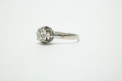 null Bague en or gris et platine ornée d'un diamant taille brillant de 2.08 carats...