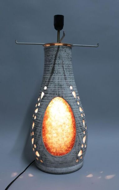 null ACCOLAY, Lampe veilleuse en céramqiue et résine, marquée. H. 47 cm 