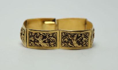 null Bracelet en or jaune à six maillons rectangulaires à décor de divinités en relief,...