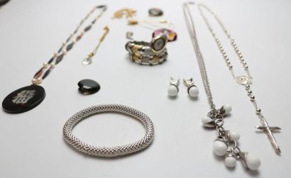 null Lot de bijoux fantaisies comprenant montre, broches, colliers, boucles d'oreilles...