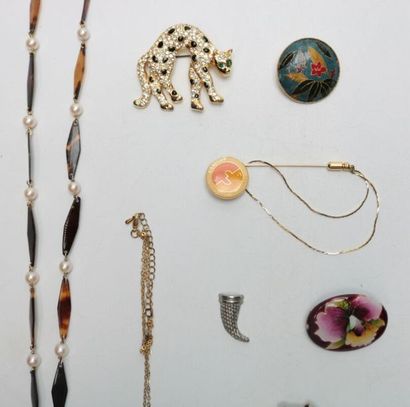 null Lot de bijoux fantaisies comprenant montre, broches, colliers, boucles d'oreilles...
